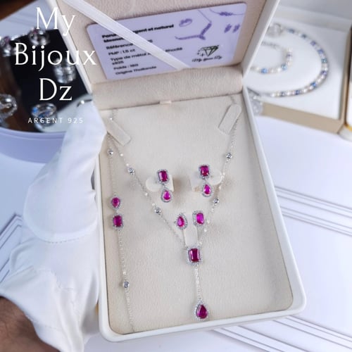 طقم فضي بالأحجار الوردية